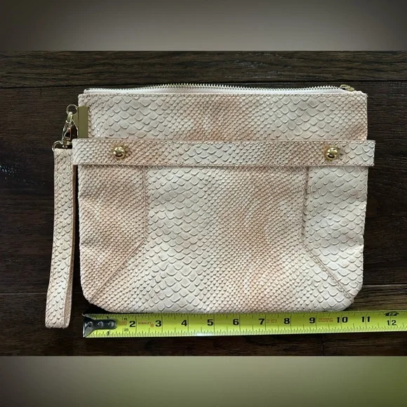 The LIMITED Snakeskin Like Cream Textured Clutch - Picture 4 of 7